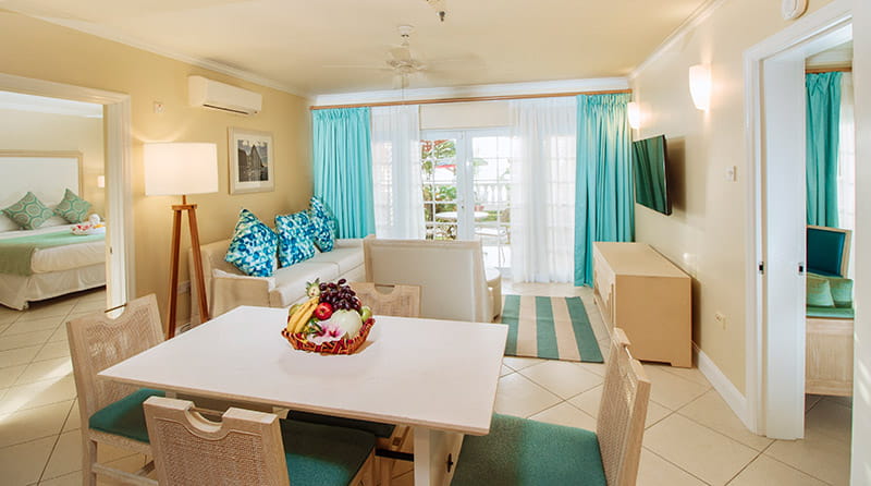 <div class="theme-style-text2" style="text-align:center;"><span style="color:hsl(0,0%,0%);">One Bedroom Suite</span></div>