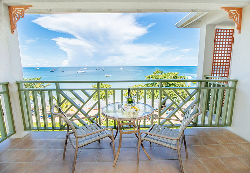 <div class="theme-style-text2" style="text-align:center;"><span style="color:hsl(0,0%,0%);">Deluxe Beach Front Suite</span></div>