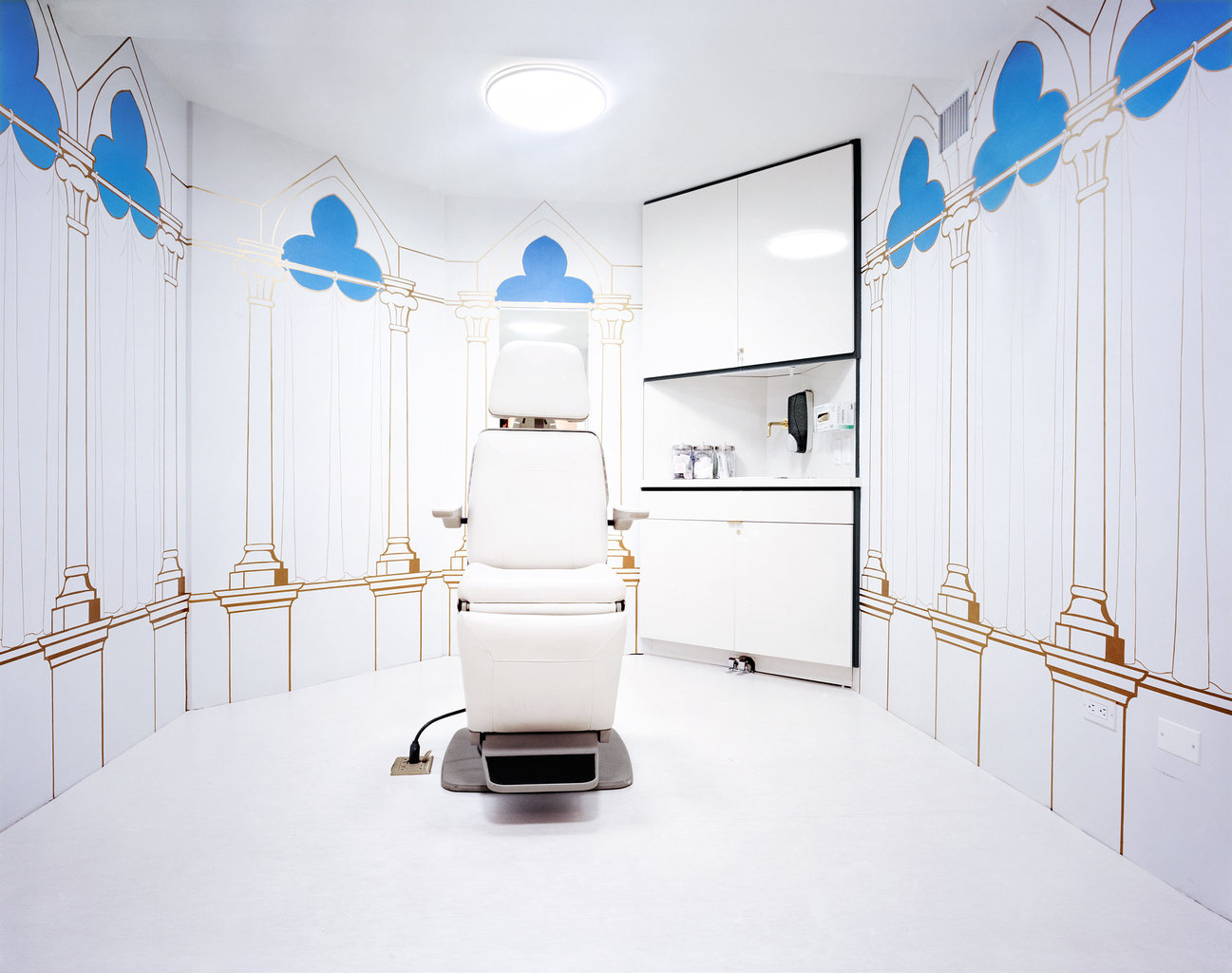 White Consultation Room © Cara Phillips