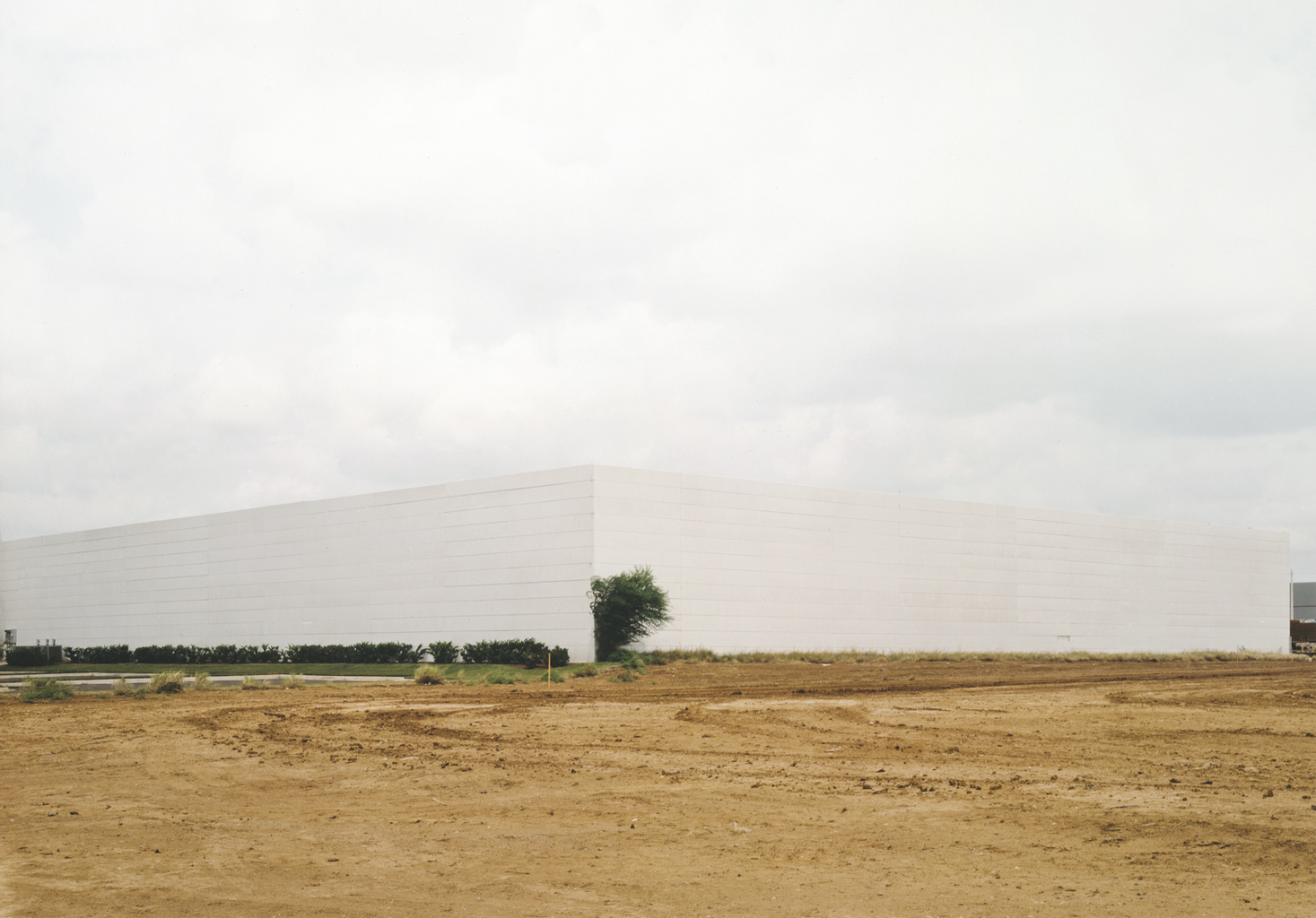 Untitled (White Building with Bush), 2000 © Victoria Sambunaris