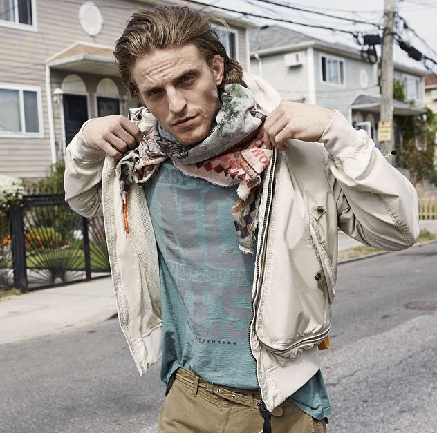 Sturdy cotton, with a soft hand feel, plenty of pockets and practical details
- this is one of the most traditional yet contemporary families of Parajumpers’ summer collection.