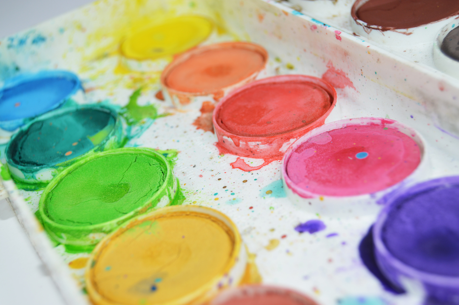 Spend #ValentinesDay creating an artsy love mess at home with @AllureArt